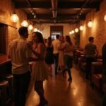 Swingers en Parenclubs in Nederland en België Een intieme scène in een bruisende swingersclub met dansende koppels