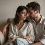 Een man en vrouw zitten samen op een beige bank